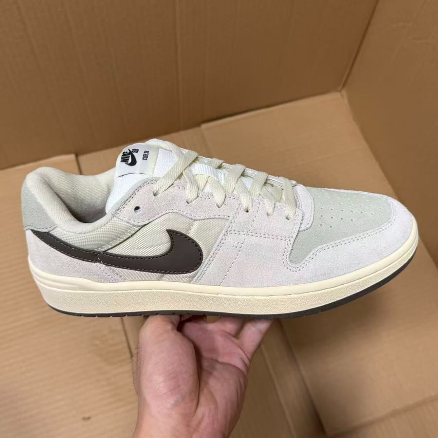 View 2 - White / Beige