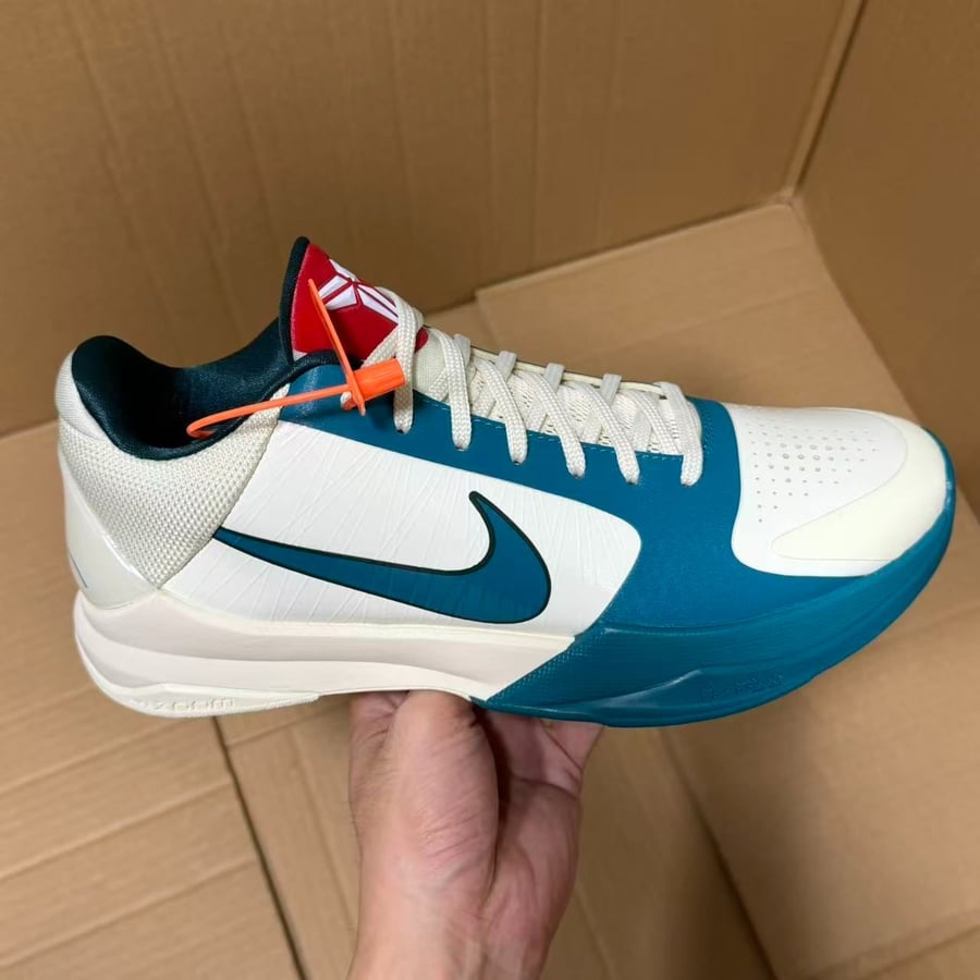 View 4 - White / Blue