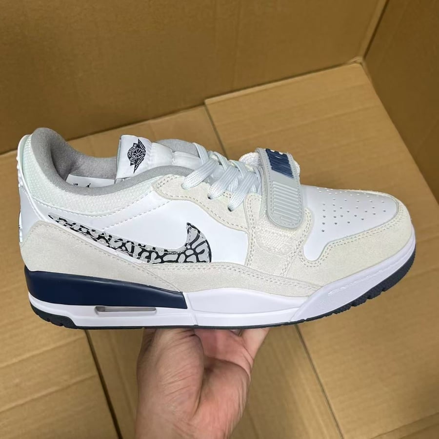 View 2 - White / Grey