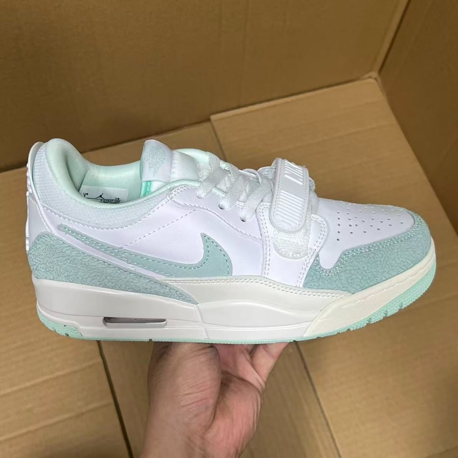 View 5 - White / Green