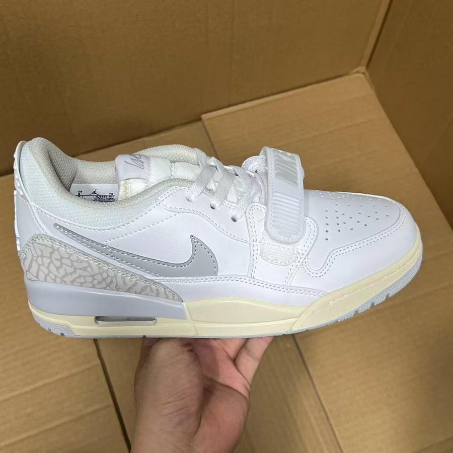 View 4 - White / Grey