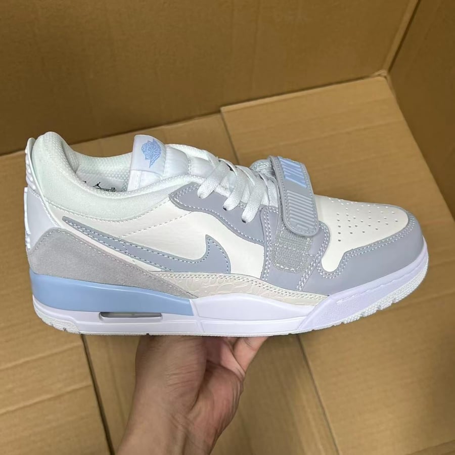 View 6 - White / Grey