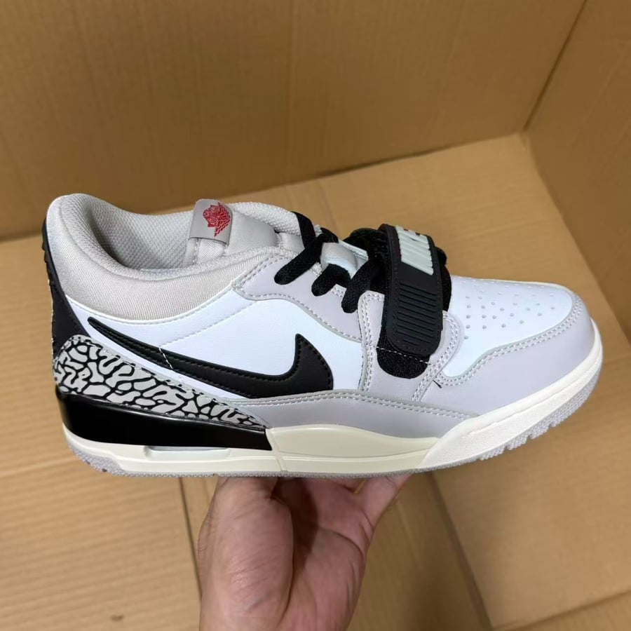 View 2 - White / Grey