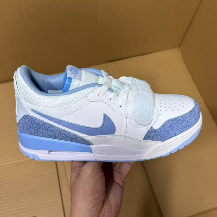 View 2 - White / Blue
