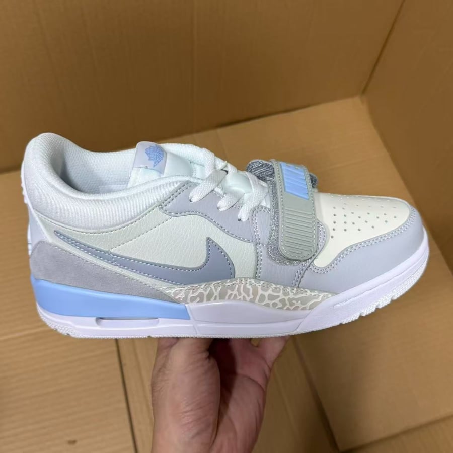 View 6 - White / Grey