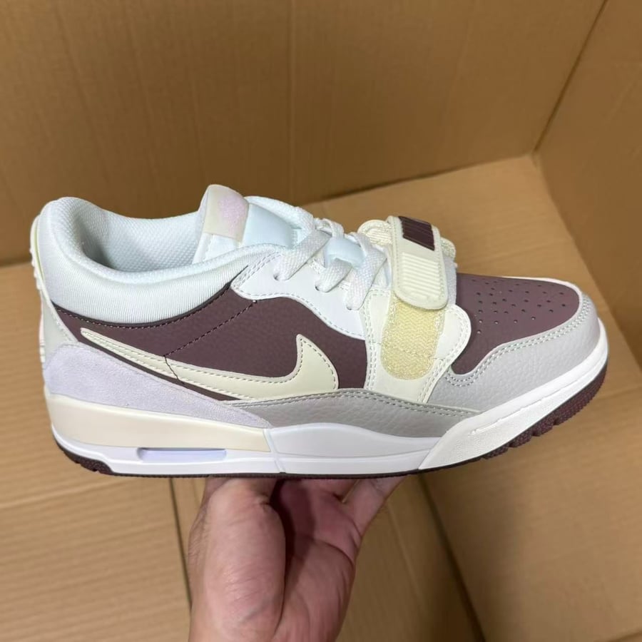 View 3 - White / Brown
