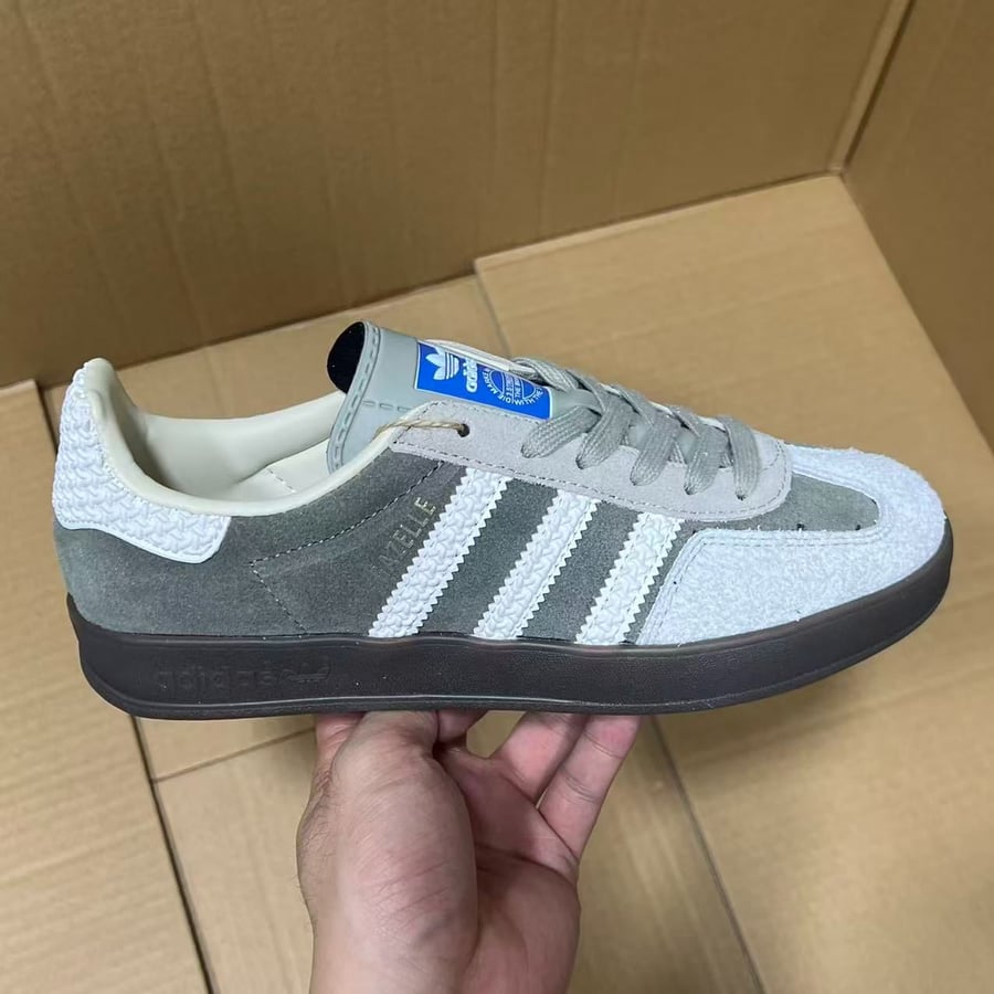 View 3 - White / Grey