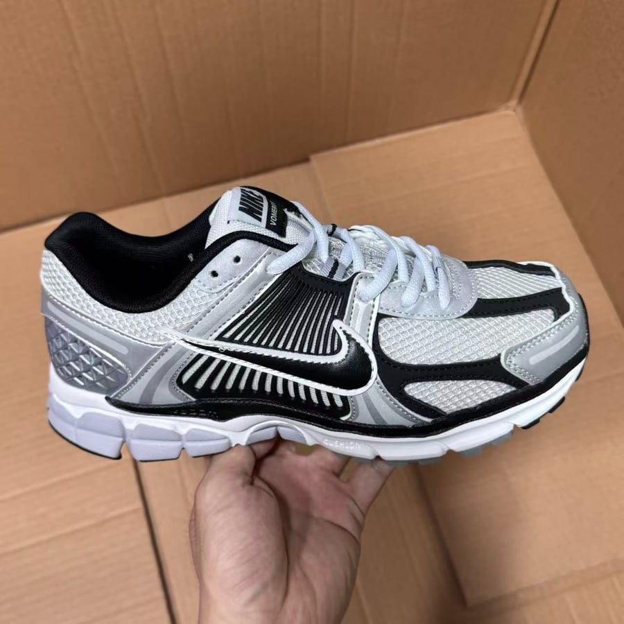 View 6 - Black / Grey