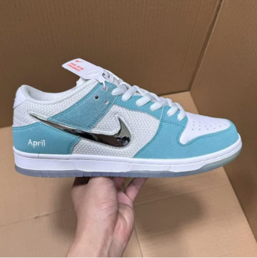 View 8 - White / Green