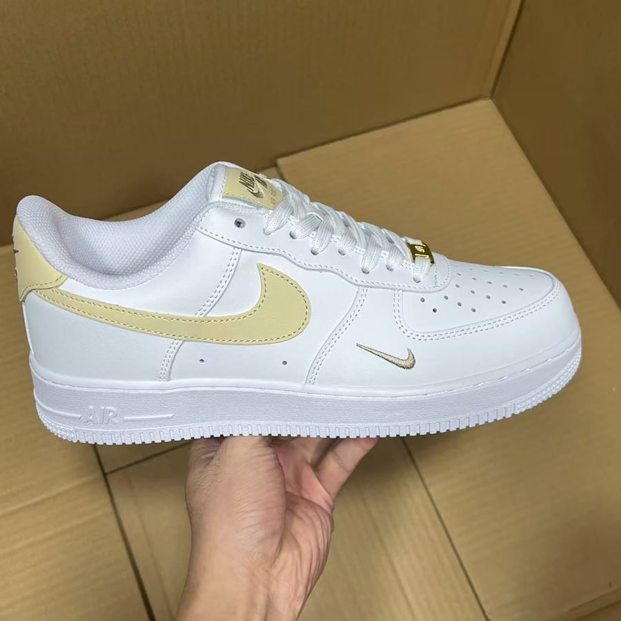 View 3 - White / Gold