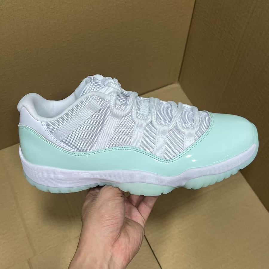 View 4 - White / Green