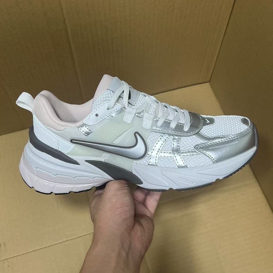 View 5 - White / Grey