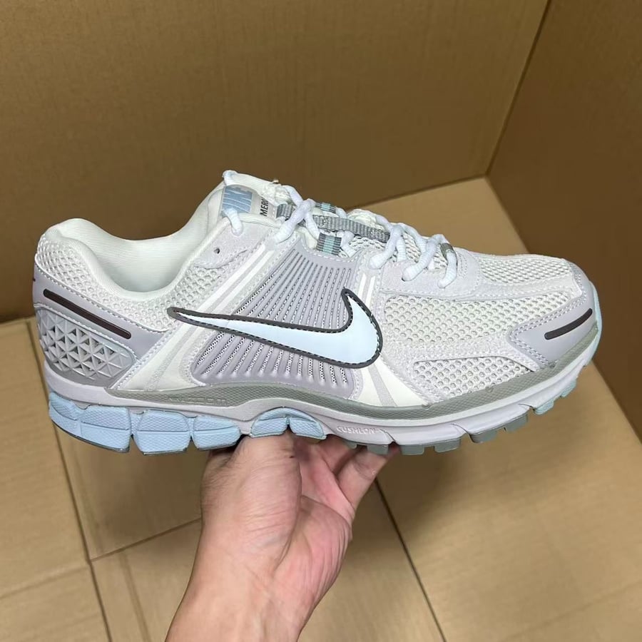 View 2 - White / Grey