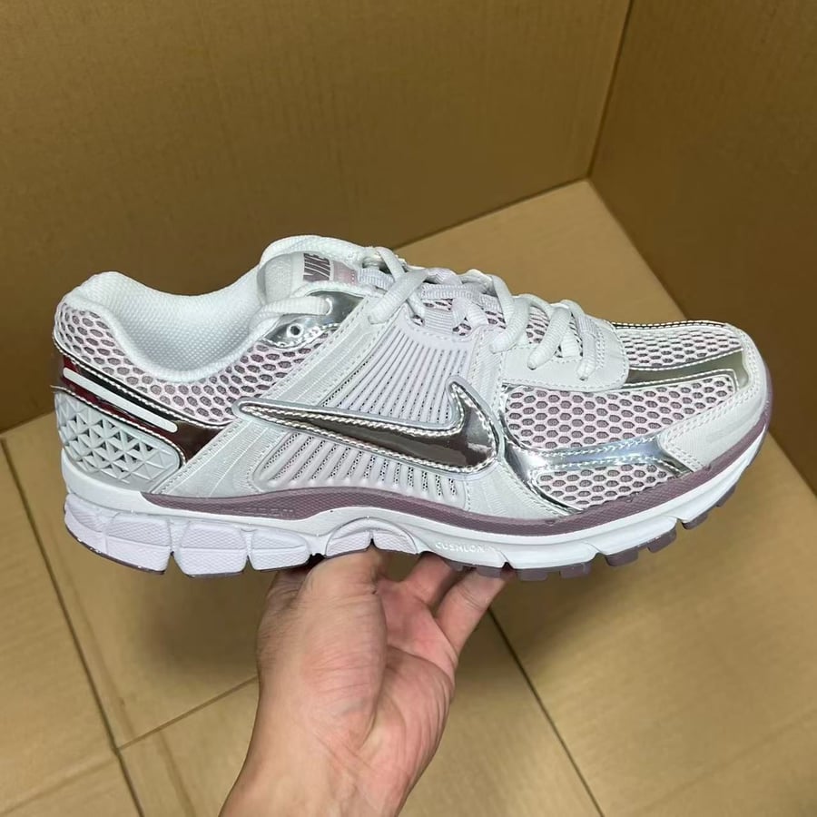 View 4 - White / Grey