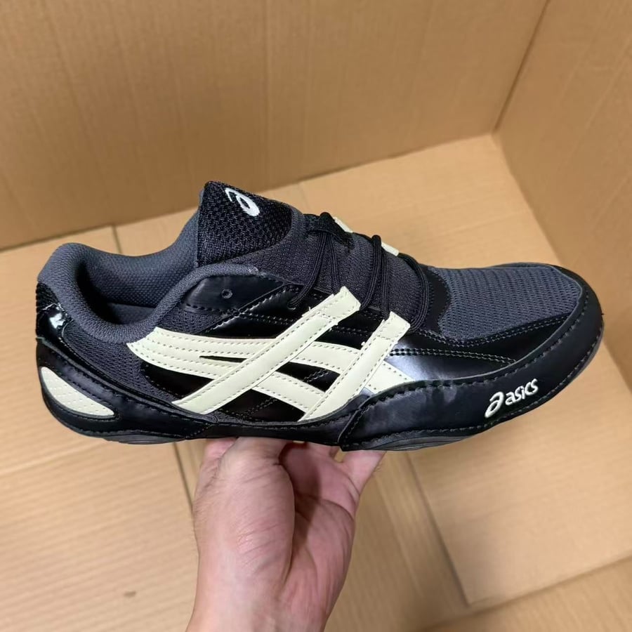 View 4 - Black / Beige