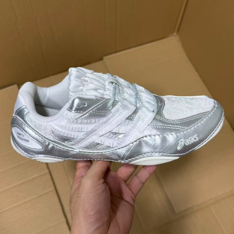 View 5 - White / Grey
