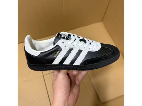 Sneakers N Batch German Trainer Series