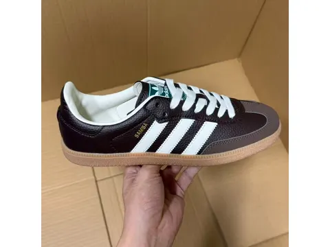 Sneakers N Batch German Trainer Series